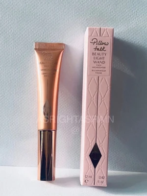 Charlotte Tilbury Pillow Talk Highlighter - Charlotte Tilbury Pillow Talk Beauty Light Wand highlighter i färgen 2 Medium. Kommer i en lyxig tub med roséguld och rosa detaljer samt originalförpackning. Flytande formula som ger en glowig finish och är enkel att applicera med applikatorn.