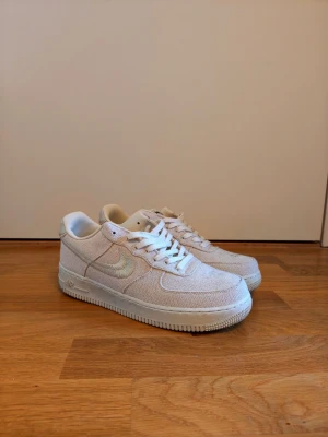 Af1 Stüsst - Tja! Säljer mina sjukt unika AF1 från Stüssy. Knitted material på utsidan och skinn på insidan. Hör av dig vid fler frågor! Vid snabb affär priset kan diskuteras. 