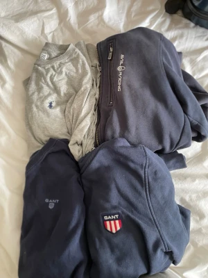 BULK hoodies 4-Pack - Två mörkblåa hoodies från GANT, En grå RALPH LAUREN/Polo tröja och en Sail racing hoodie. Riktigt bra fynd, alla runt 170-180 cm i storlek, perfekt för er som är intresserade av att börja resella kläder. Pris ej huggit i sten. Inga frågor
