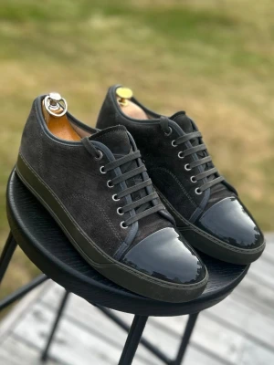 Lanvin skor stl: 40,5/uk 6 - Säljer ett par Lanvin skor+Skopåse från Lanvin. Tyvärr ingen box kvar. Självklart äkta💫🤩. Perfekta skor till skolstarten och till hösten🍁. Pris kan diskuteras vid snabb affär. Skorna är storlek UK 6 men passar storlek 41 mer då de är stora i storleken