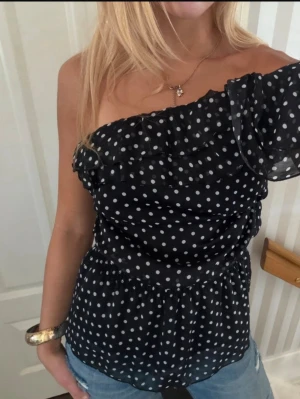 Prickig blus  - Säljer nu min prickiga off shoulder blus från märket Yessica i mycket fint skick. 💕