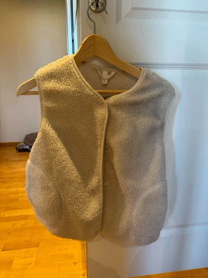 Hm teddyväst - Slutsåld teddyväst från hm 🥰 i fint skick och använd varsamt. Har fickor och knappar.