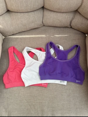 3st sportbh strl. 150/160 - 3 stycken sportiga bhar med brottarrygg och bred resår under bysten. Tillverkad i mjukt och stretchigt material som ger bra stöd. Perfekt för träning eller en aktiv vardag. 