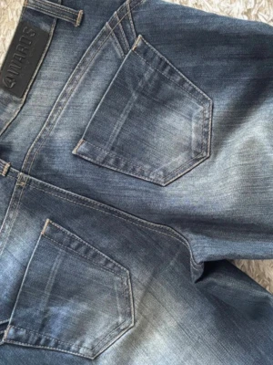 Low waist jeans - Low waist jeans, köpta på vinted men aldrig använt. Står ej storlek men skulle gissa på S. Midja tvärs över: 36cm Innerbenslängd: 82cm
