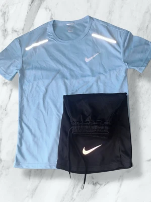 Nike Miller Set - Snyggt set ifrån Nike med ljusblå tröja och svarta shorts. Shortsen har fickor på varsin sida. Oanvänt👌🏼