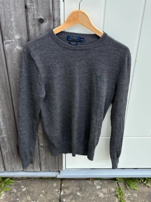 Grå stickad tröja från Polo Ralph Lauren - Grå stickad Ralph Lauren tröja | Storlek S | Mycket bra skick! | Ställ gärna frågor 🙌🏼