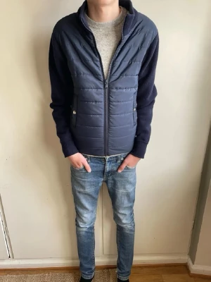 Sayless cardiganjacka  - Säljer nu min cardigan eftersom den va för liten för mig. Modellen på bilden är 170cm. Skicket är superbra! Tveka inte att fråga vid minsta lilla fundering. Priset är inte hugget i sten och kan diskuteras vid snabb affär 💨🤝
