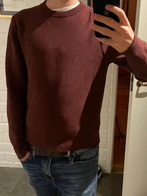 Vinröd tröja från uniqlo ( 160 - 170 cm ) - Vinröd tröja från unqlo. Passar dig som är mellan 160- 170 cm. Jag är 173. Mycket bra skick. Pris går att diskutera 