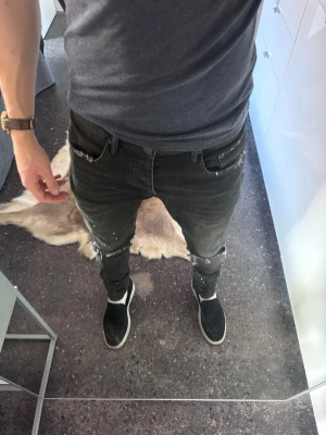 Purple jeans - Purple jeans i modellen Black Over Spray - Style NO. P001! Storlek 30. Alla originella etiketter finns/sitter kvar. Beställda från Purple Brands egna hemsida, kvitto och påsen jeansen fraktades i finns tillgängliga och medföljer vid köp. Just denna modell tillverkas ej längre. Om frågor finns så tveka inte - fråga på! Mvh