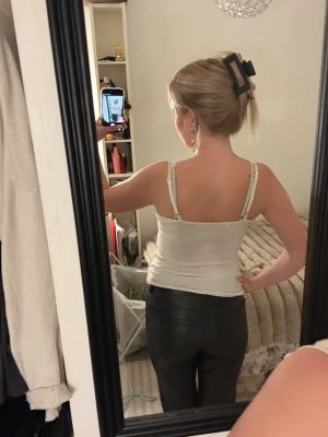 Läder jeans  - Jätte snygga svarta läder byxor. Dem är jätte sköna och väldigt varma inför vintern och den är väldigt stora i storleken 