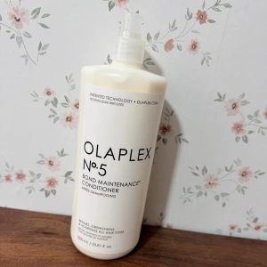 Olaplex No.5 Bond Maintenance Conditioner - Stor flaska Olaplex No.5 Bond Maintenance Conditioner med pump. Vit, krämig formula i minimalistisk plastflaska. Perfekt för dig som vill stärka och återfukta håret med en lyxig känsla. Passar alla hårtyper och ger ett mjukt och glansigt resultat.Viktiga fördelar Minskar brott och stärker håret Vårdar, återfuktar och tillför fukt Förbättrar hanterbarhet och ger glans Ett koncentrerat och färgsäkert balsam som har visat sig minska brott och ge näring åt håret, vilket gör det slätare, mer glansigt