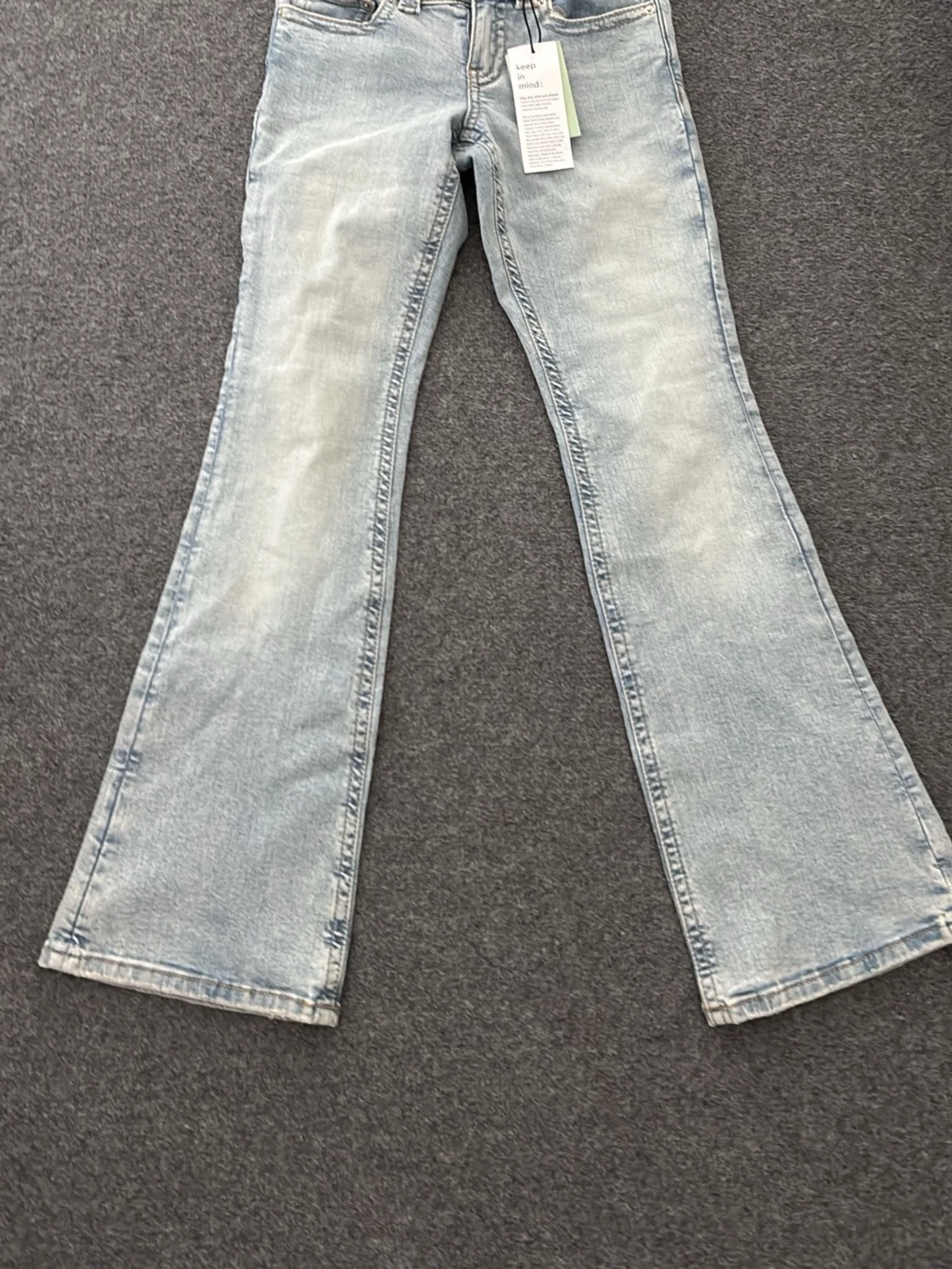 Ljusblå utsvängda jeans