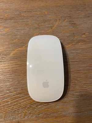 Apple Magic Mouse – Wireless – White - Apple Magic Mouse in perfect condition. It has been gently used and is fully functional. ♡ Original Apple Magic Mouse ♡ White/silver finish ♡ Wireless Bluetooth connection ♡ Multi-Touch surface for scrolling and gestures ♡ New price: approximately 1,400 SEK  A great choice if you want an original Apple Magic Mouse in excellent condition for less than the new price.
