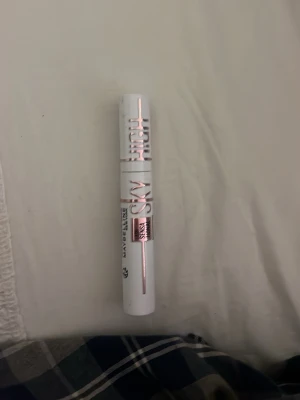Maybelline Sky High mascara tinted primer  - Maybelline Lash Sensational Sky High mascara i vit tub med roségulddetaljer. Borsten är smal och flexibel i silikon för att nå varje frans. Ger volym och längd till fransarna. Använt en gång. 