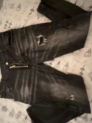 Svarta slitna jeans med dragkedja - 7/10 i skick och fraktas nästa dag om du köper på kvällen