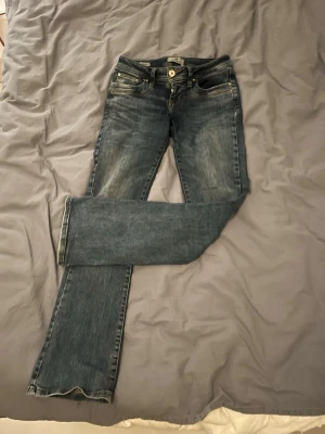 Ltb jeans - Säljer mina ltb jeans då de inte passa längre, de har ett litet hål på insida lår men det är inget som syns när man har på sig dem!💗💗