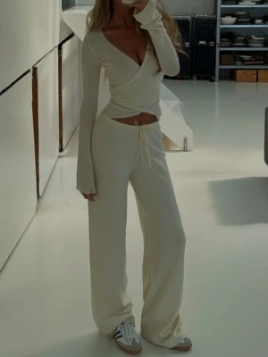 Venderbys lounge set - Säljer detta superfina och stilrena krämvita setet från venderbys (ballerina knit top - cream & knit bukser - cream). Såå mysigt inför hösten! Köpta för totalt 1400 kr. Säljer båda för 900 🥰