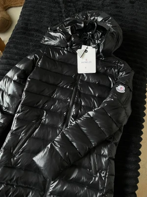 Svart lång dunjacka från Moncler - Snygg svart lång dunjacka aldrig använd då den är för litens.  Byter gärna till M om någon har🌸