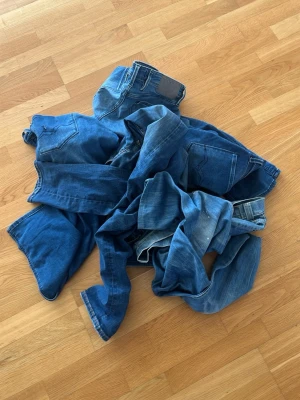 Blå jeans i olika tvättar - Flera par blå jeans i olika nyanser och tvättar. Klassisk femficksmodell med raka ben och normal midja. Perfekta för dig som gillar denim och vill ha flera alternativ i garderoben. Materialet är bomullsdenim.