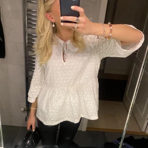 Blus  - Såå fin hålbroderad blus🥰