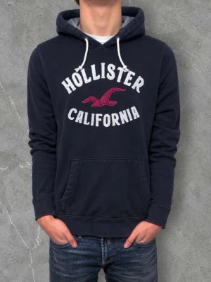 Hollister hoodie  - Hollister hoodie - storlek: S - gott skick - vid frågor hör av er! Först till kvarn! Bild 2 är liknande tröja.