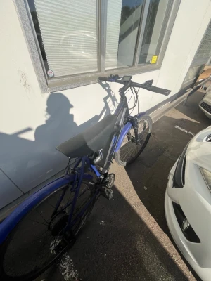 Blå cykel med svart sadel - Säljer en blå cykel med svart sadel och raka styren. Cykeln har smala däck, kedjedrift och handbromsar. Perfekt för dig som vill ta dig runt snabbt i stan eller till skolan. Ramen är av metall och cykeln har en sportig look. OBS Bakhjulet är lite sönder 