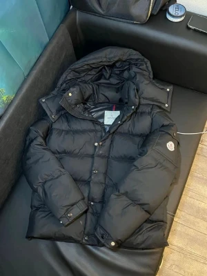 Moncler Vezere - En svart moncler Vezere perfekt nu till när det blir kallare väder! | Storlek; S, Inget og medföljer | skick; 8,5/10, inga stora defekter! | Pris kan diskuteras vid en snabb och smidig affär! /Mvh Nitro 👨🏽‍🎨