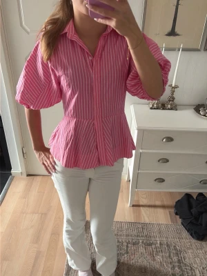Rosa randig blus  - Supersöt rosa blus med vita ränder och puffiga trekvartsärmar. 