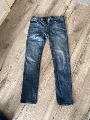 Armani jeans - Säljer ett par snygga Armani jeans i storlek 31. Dom har rak passform/ regular