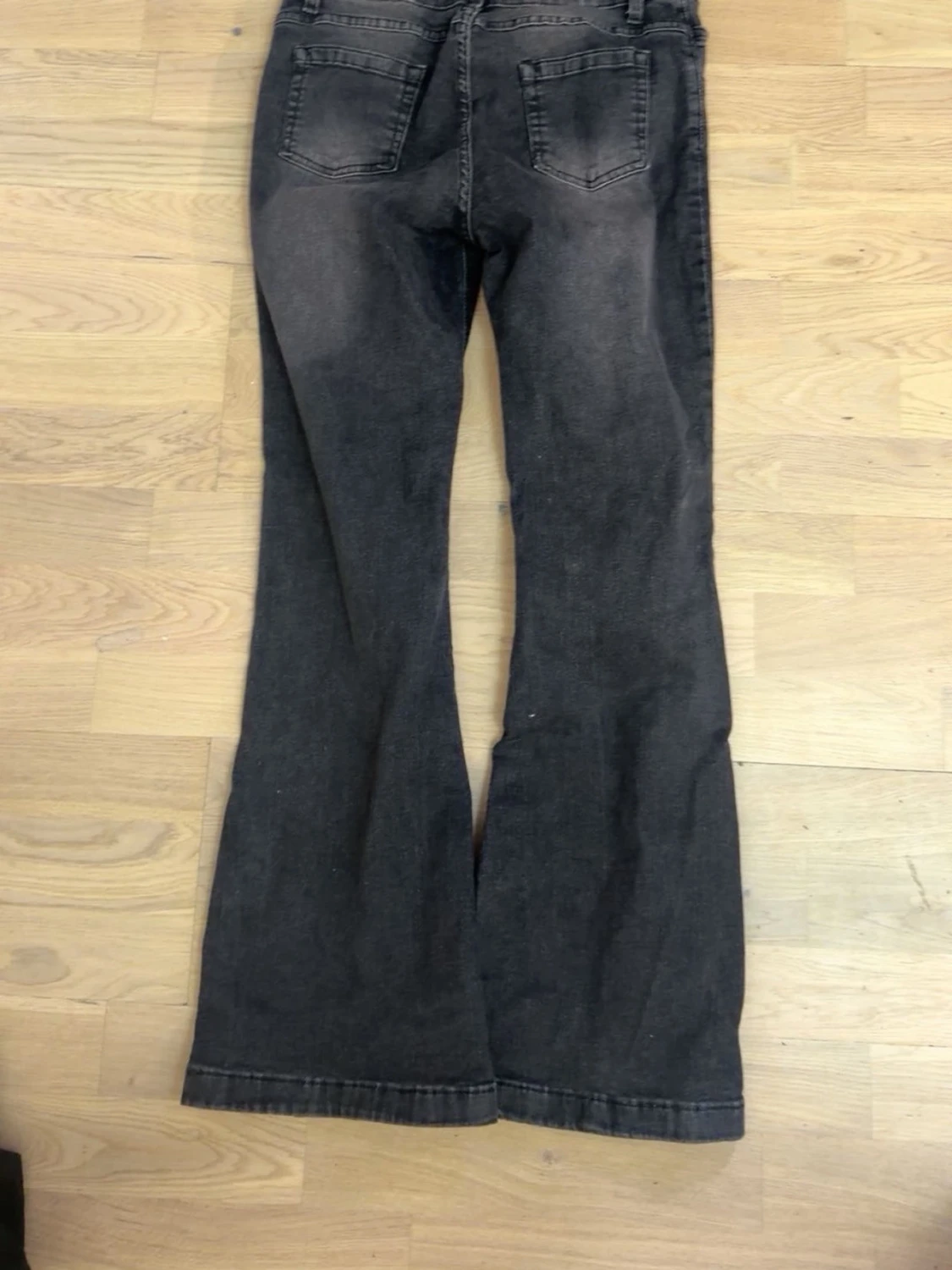 Grå bootcut jeans  - 1