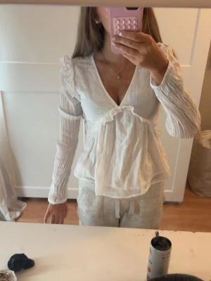Vit omlottblus med volangdetaljer - Säljer en söt vit blus från Gina Tricot i storlek 158/164🤍