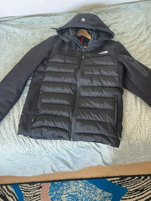 Svart vinterjacka från The North Face - Snygg svart durnjacka från The northface passar storlekar M L  jätte bra för vintern, bästa kvaliten qr kode fungerar jätte varm och mysig