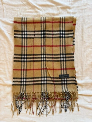 Burberry scarf  - En stilren burberry scarf nästan oanvänd riktigt fint skick. Givetvis äkta. Pris kan Apsolut diskuteras