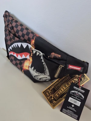 Sprayground Burnt Sharks In Paris Savvy Crossbody - Helt ny med lappar! - Unisex magväska från Sprayground, Burnt Sharks In Paris Savvy Crossbody. Helt ny med både lappar och skyddsplast kvar!