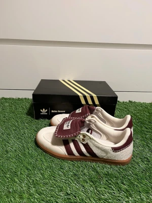 Adidas Wales Bonner sneakers vinröd/vit - Sjukt feta Adidas Wales Bonner, helt nya med box, priset kan diskuteras 