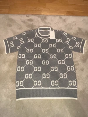 Grå stickad topp  - Grå stickad topp som passar tjejer som vill sticka ut me stilen nu under sommaren🤩🤩