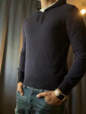 Sayless hoodie - 100% Kashmir  - Sayless Kashmir hoodie, Inga defekter! Modellen i bilderna är 185 cm 74kg och bär Storlek M , Kom med frågor! 🌟 (Kan gå ned i pris vid köp av paket 😉) Nypris: 999kr, finns inte denna storleken dock! Fraktas inom 24h 🚚