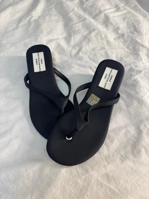 Sandaler - Svarta sandaler med lite klack, aldrig använt