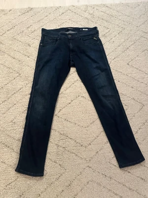 Mörkblå Replay Anbass jeans - Snygga mörkblå jeans från Replay, modell Anbass. Fint skick storlek W32, L30. Hör av er vid funderingar och kolla gärna in mina andra annonser
