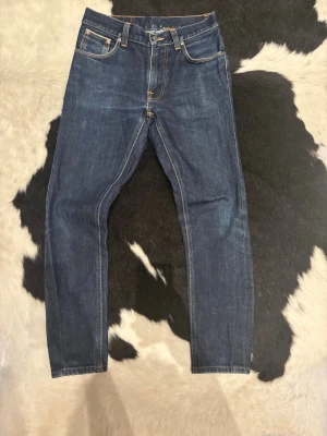 Nudie Lean Dean Selvage Jeans - Tja, säljer dessa ruskigt snygga Nudie Lean Dean Selvege jeansen.| Byxorna är i väldigt bra skick. | Storleken på byxorna är W31 och L32. Dubbelkolla gärna måtten på sista bilderna).| Bara att höra av er vid frågor eller funderingar .| 