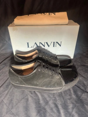 Lanvin - Hej säljer nu dessa lanvins, storlek 44, skick 7/10 pga lite dålig underifrån och inifrån! Priset är diskuterbart.