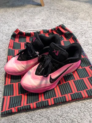 Nike sneakers rosa och svart / basketball 🏀  - Size: 35,5
