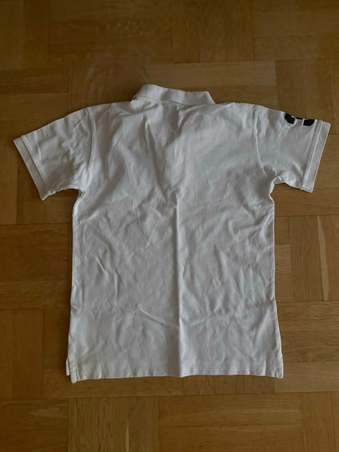 Vit pikétröja med blå logga - 1