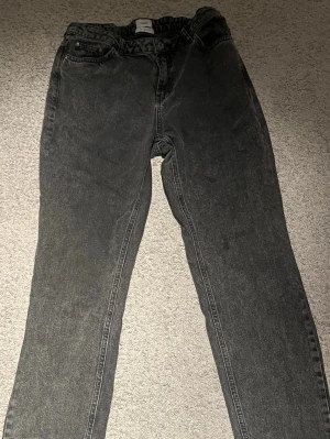Mörkgråa jeans från grunt - Säljer ett par svarta jeans från grunt. Jeansen har klassisk femficksdesign och är tillverkade i ett slitstarkt denimtyg. Perfekta till en avslappnad och trendig look. Väldigt bra skick då dem inte är använda så mycket! Säljer för 300 kr men kan gå med på priser ner till 180 kr! Rekommenderar att kolla i min profil ifall du söker annan färg på jeansen då jag har flera andra utlagda som också är från grunt! 
