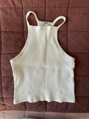 Linne - Gina Tricot - Vitt ribbat linne från Gina Tricot. Storlek XS. I mycket fint skick 🌸