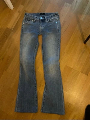 Jättefina true religion jeans - Vill helst få dem sålda idag 3/9-2026! Köpta av någon på vinted! Dem är lite sydda men den på vinted säger att det inte ska synas så jättemycket när man har de på sig! Gärna snabbköp! Skickar samma dag eller dagen efter som köpet görs! Hör gärna av er vid frågor så besvarar jag dem jättegärna! Originalpriset är ungefär 1600kr! Är här för att ni ska få erat paket tryggt och säkert! Tvättar plagget innan det skickas! Ha en fortsatt trevlig dag!