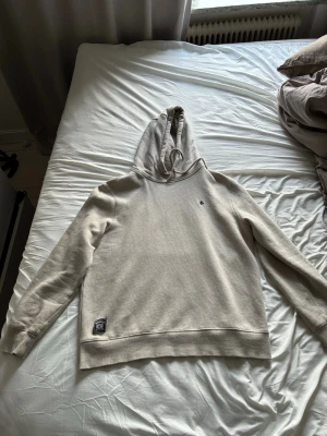 Beige hoodie med broderad logga - Säljer en beige Morris tröja i storlek L. Den är använd en gång, men passade inte riktigt min stil. 