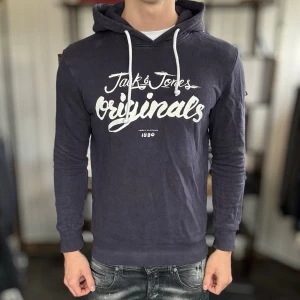 Hoodie med tryck - Bra skick, använd med inget stort🤩. Modellen är 185 cm, 75 kg. Alltid billigare pris vid köp av flera varor‼️🙌Svarar alltid på frågor eller funderingar! 500 recensioner med 5/5🤝