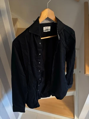 Stenströms skjorta  - Oerhört fin skjorta från Stenströms i fitted body storlek 39! Svart skjorta med snygga detaljer och utmärkt passform. 