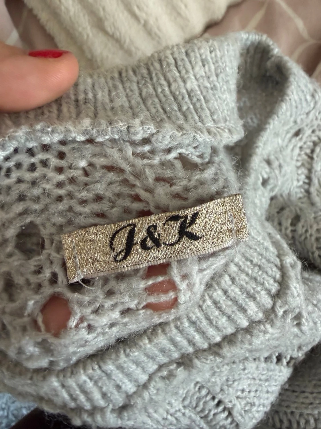 Ljusgrå stickad tröja med hålmönster - 2